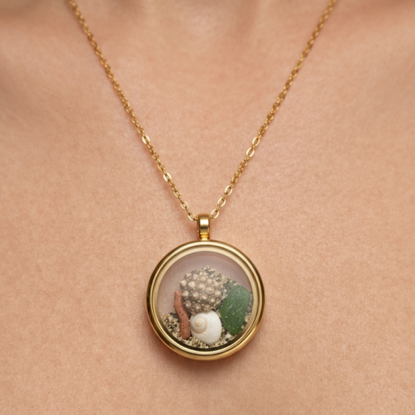 Pièce unique. Collier fait main œil de Sainte Lucie et corail corse véritables.
Création artisanale corse.