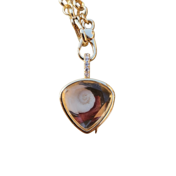 Pièce unique. Collier doré œil de Sainte Lucie et corail véritables. Création artisanale corse.