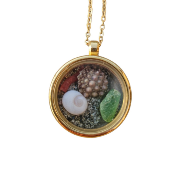 Pièce unique. Collier fait main œil de Sainte Lucie et corail corse véritables.
Création artisanale corse.
