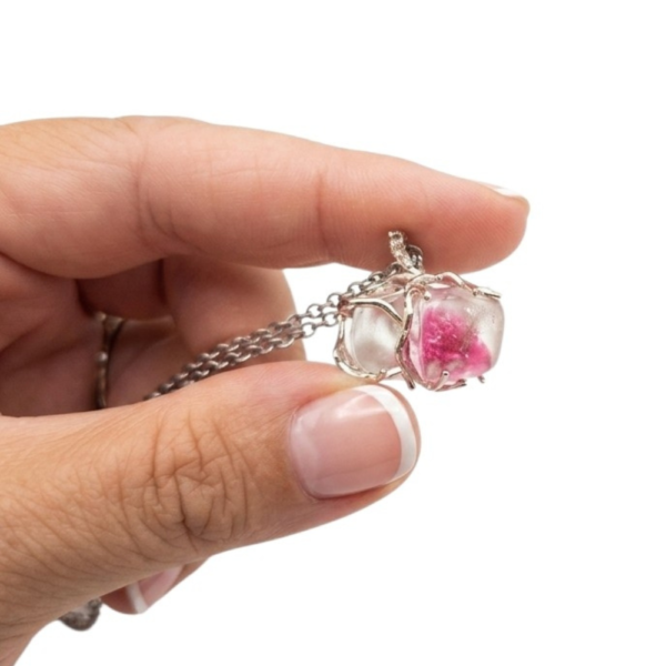 Pièce unique. Collier fait main. Verre poli blanc et rose.
Création artisanale corse.