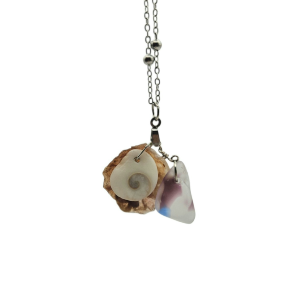 Pièce unique. Collier fait main. Coquillage, œil de Sainte-Lucie et verre poli.
Création artisanale corse.