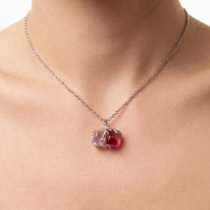 2026/03/1000115413.png Pièce unique. Collier fait main. Verre poli blanc et rose.
Création artisanale corse.