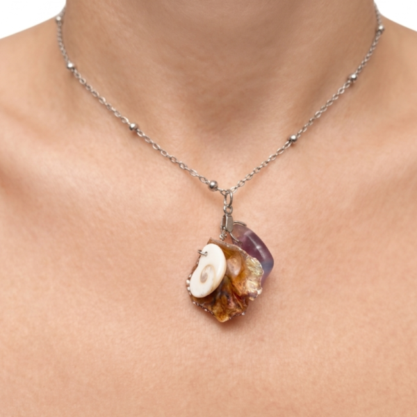 Pièce unique. Collier fait main. Coquillage, œil de Sainte-Lucie et verre poli.
Création artisanale corse.