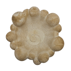 2026/03/1000144102.png Pièce unique. Vide poche/cendrier effet pierre, motif oeil de Sainte-Lucie. Création artisanale corse.