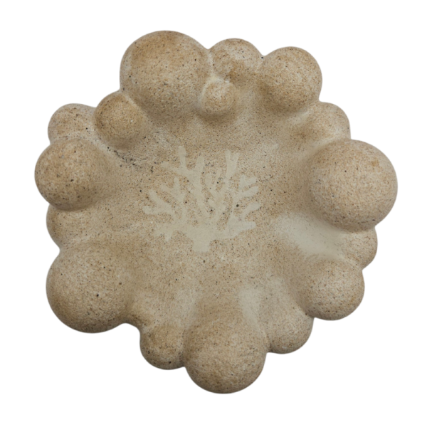 2026/03/1000144103.png Pièce unique. Vide poche/cendrier motif corail, effet pierre. Création artisanale corse.