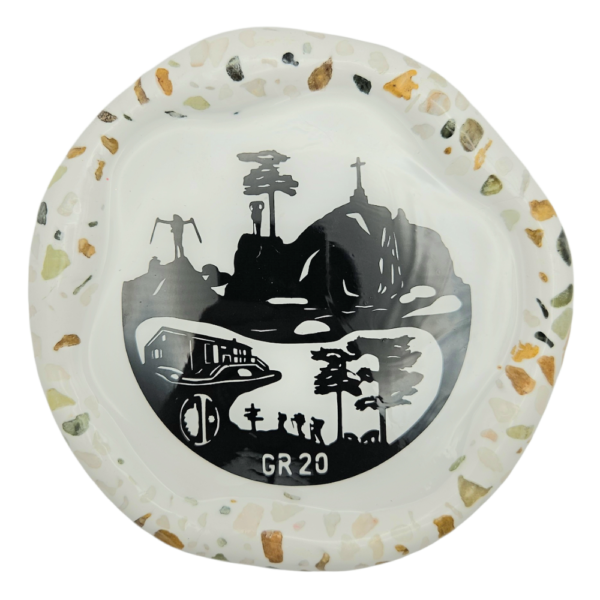 Pièce unique. Plateau/vide poche GR 20 en pierres de sentier. Fabrication artisanale corse.