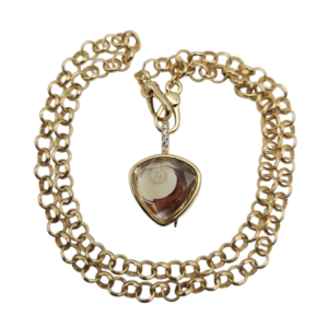 Pièce unique. Collier doré œil de Sainte Lucie et corail véritables. Création artisanale corse.