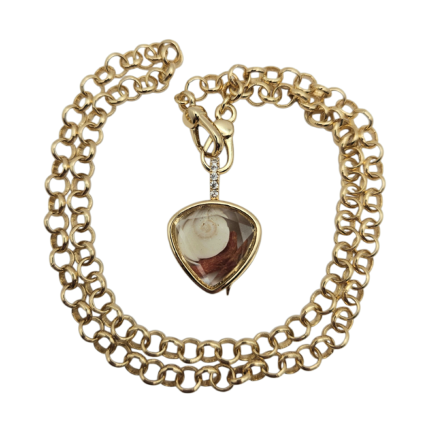 Pièce unique. Collier doré œil de Sainte Lucie et corail véritables. Création artisanale corse.