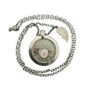 Pièce unique. Collier fait main œil de Sainte Lucie et corail corse véritables.
Création artisanale corse.