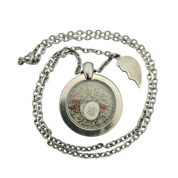 Pièce unique. Collier fait main œil de Sainte Lucie et corail corse véritables.
Création artisanale corse.