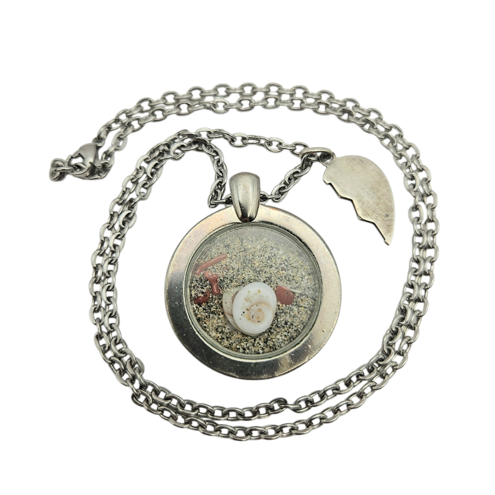 Pièce unique. Collier fait main œil de Sainte Lucie et corail corse véritables.
Création artisanale corse.