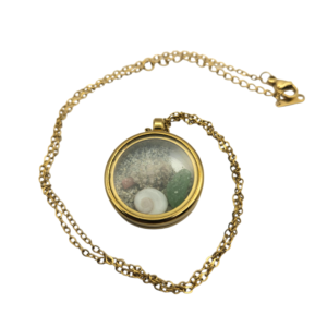 Pièce unique. Collier fait main œil de Sainte Lucie et corail corse véritables.
Création artisanale corse.