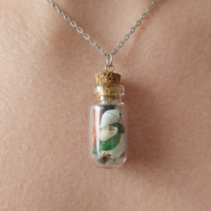 Pièce unique. Collier fait main. Véritable corail et œil de Sainte-Lucie.
Création artisanale corse.