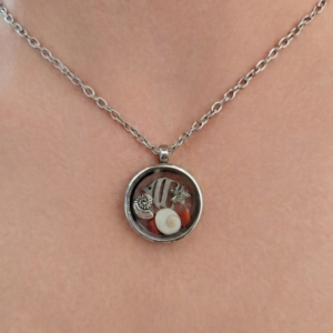 Pièce unique. Collier fait main. Véritable corail et œil de Sainte-Lucie.
Création artisanale corse.