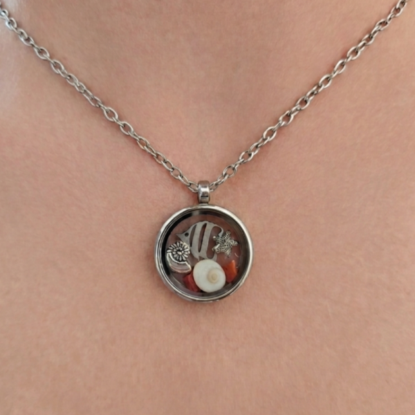 Pièce unique. Collier fait main. Véritable corail et œil de Sainte-Lucie.
Création artisanale corse.