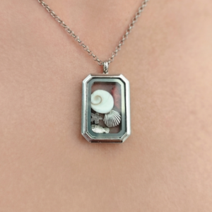 Pièce unique. Collier fait main. Véritable corail et œil de Sainte-Lucie.
Création artisanale corse.