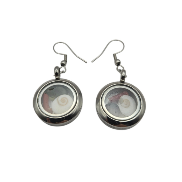 Pièces uniques. Boucles d'oreilles faites main. Corail corse véritable, œil de Sainte-Lucie et verres polis.
Création artisanale corse.