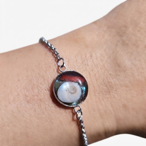 Pièce unique. Bracelet réglable fait main. Véritable corail et œil de Sainte-Lucie.
Création artisanale corse.