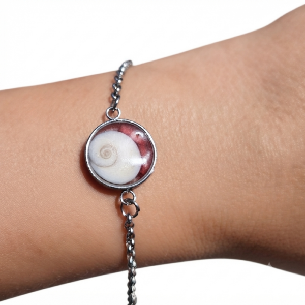 Pièce unique. Bracelet réglable fait main. Véritable corail et œil de Sainte-Lucie.
Création artisanale corse.