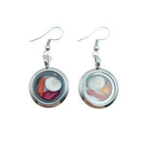 Pièces uniques. Boucles d'oreilles faites main. Oeil de Sainte-Lucie, corail corse véritable et verres polis.
Création artisanale corse.