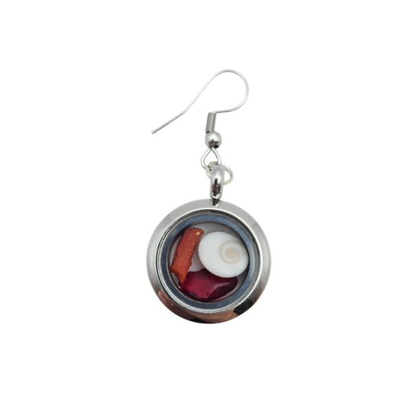 Pièces uniques. Boucles d'oreilles faites main. Oeil de Sainte-Lucie, corail corse véritable et verres polis.
Création artisanale corse.