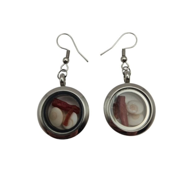 Pièces uniques. Boucles d'oreilles faites main. Véritable corail et œil de Sainte-Lucie.
Création artisanale corse.