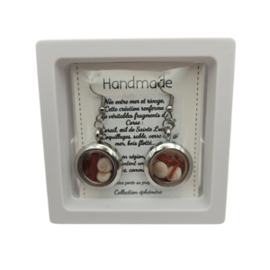 Pièces uniques. Boucles d'oreilles faites main. Véritable corail et œil de Sainte-Lucie.
Création artisanale corse.