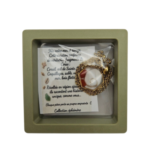 Pièce unique. Bracelet réglable fait main. Véritable corail et œil de Sainte-Lucie.
Création artisanale corse.