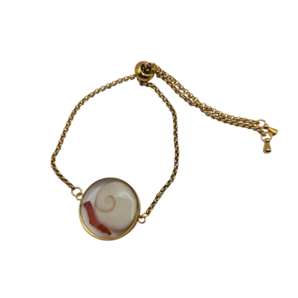 Pièce unique. Bracelet réglable fait main. Véritable corail et œil de Sainte-Lucie.
Création artisanale corse.