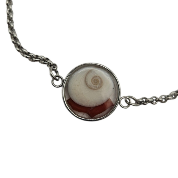Pièce unique. Bracelet réglable fait main. Véritable corail et œil de Sainte-Lucie.
Création artisanale corse.