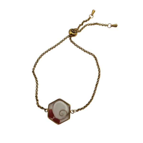 Pièce unique. Bracelet réglable fait main. Véritable corail et œil de Sainte-Lucie.
Création artisanale corse.