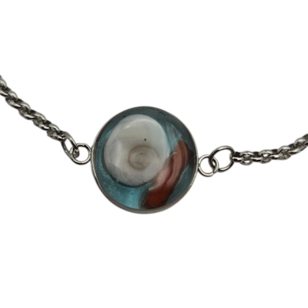 Pièce unique. Bracelet réglable fait main. Véritable corail et œil de Sainte-Lucie.
Création artisanale corse.