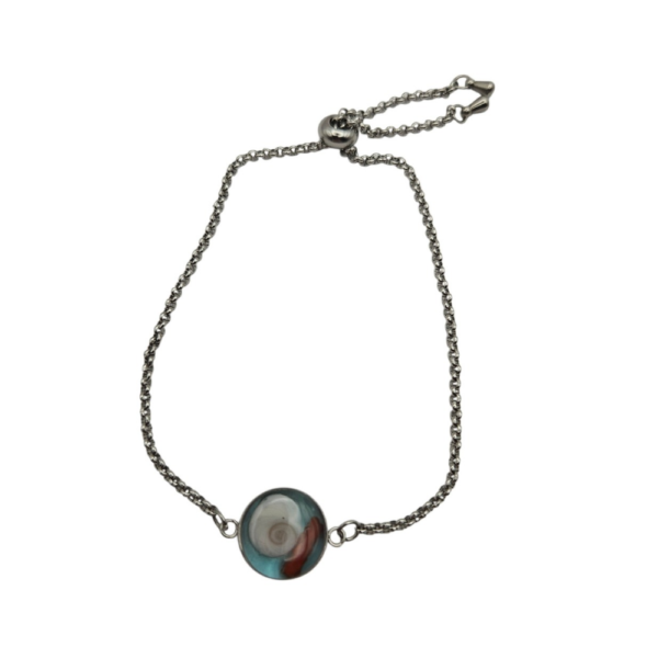 Pièce unique. Bracelet réglable fait main. Véritable corail et œil de Sainte-Lucie.
Création artisanale corse.