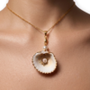 Pièce unique. Collier fait main. Véritable œil de Sainte-Lucie et coquillage.
Création artisanale corse.