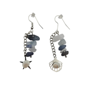 Pièces uniques. Boucles d'oreilles faites main. Corail corse véritable, œil de Sainte-Lucie et verres polis.
Création artisanale corse.
