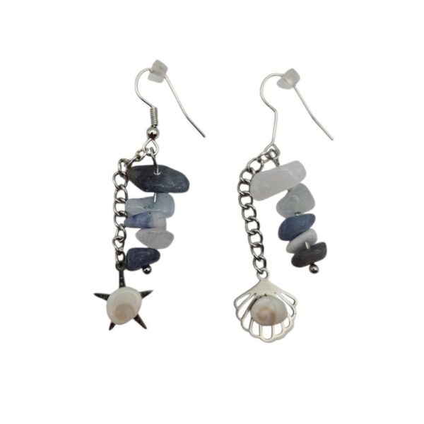 Pièces uniques. Boucles d'oreilles faites main. Corail corse véritable, œil de Sainte-Lucie et verres polis.
Création artisanale corse.