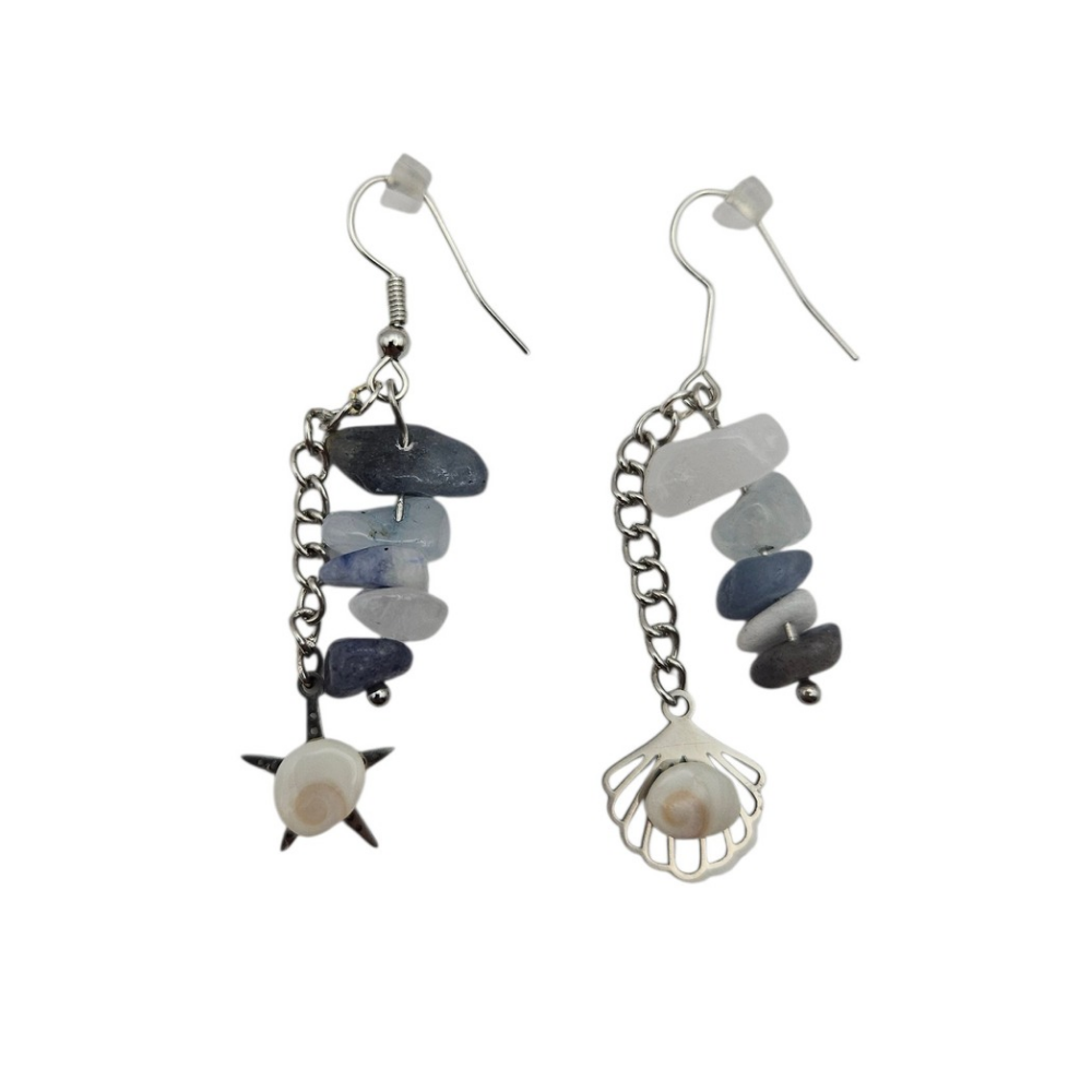 Pièces uniques. Boucles d'oreilles faites main. Corail corse véritable, œil de Sainte-Lucie et verres polis.
Création artisanale corse.