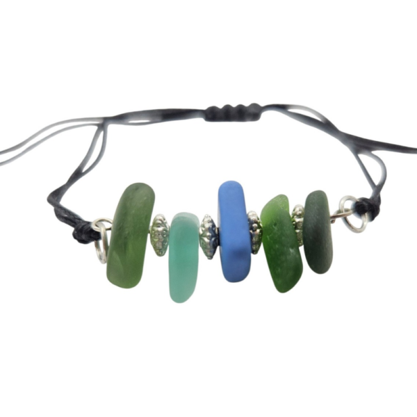 Pièce unique. Bracelet réglable fait main. Verres polis.
Création artisanale corse.