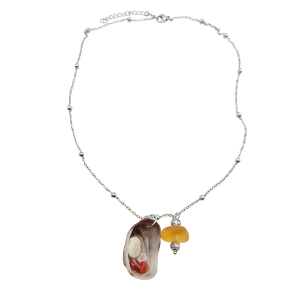 Pièce unique. Collier fait main. Véritable œil de Sainte-Lucie, corail corse et verre polis.
Création artisanale corse.
