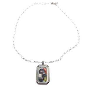 Pièce unique. Collier homme fait main. Véritable œil de Sainte-Lucie, corail corse, verre polis et coquillages.
Création artisanale corse.