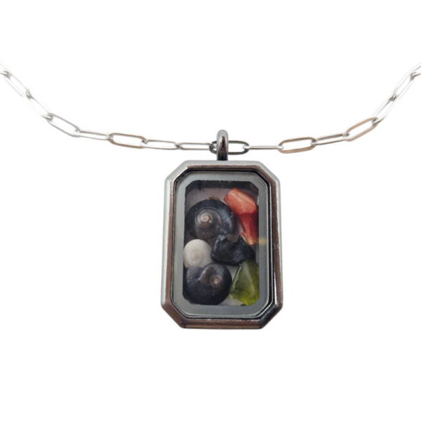 Pièce unique. Collier homme fait main. Véritable œil de Sainte-Lucie, corail corse, verre polis et coquillages.
Création artisanale corse.