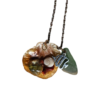 Pièce unique. Collier fait main. Véritable œil de Sainte-Lucie, coquillage, corail corse et verre poli.
Création artisanale corse.