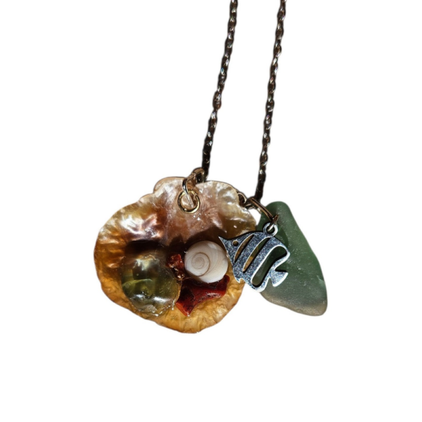 Pièce unique. Collier fait main. Véritable œil de Sainte-Lucie, coquillage, corail corse et verre poli.
Création artisanale corse.