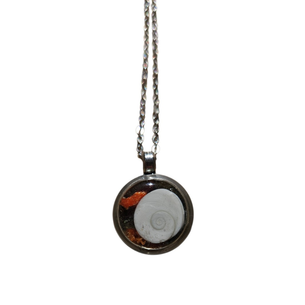 Pièce unique. Collier fait main. Véritable œil de Sainte-Lucie et corail corse.
Création artisanale corse.