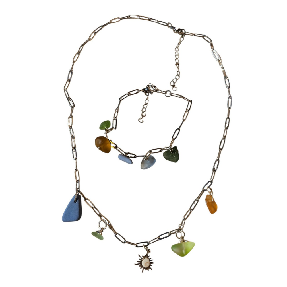 Pièce unique. Collier et bracelet fait main. Véritable œil de Sainte-Lucie et verres polis.
Création artisanale corse.