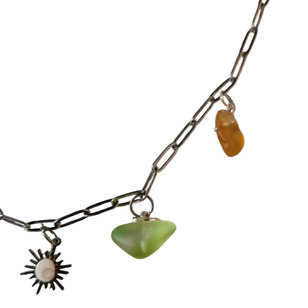 Pièce unique. Collier et bracelet fait main. Véritable œil de Sainte-Lucie et verres polis.
Création artisanale corse.