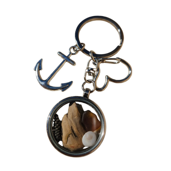 Pièce unique. Porte-clés fait main. Véritable œil de Sainte-Lucie, bois flotté et verre poli.
Création artisanale corse.