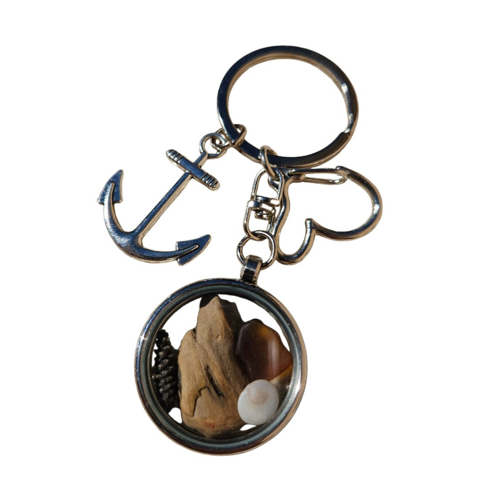 Pièce unique. Porte-clés fait main. Véritable œil de Sainte-Lucie, bois flotté et verre poli.
Création artisanale corse.